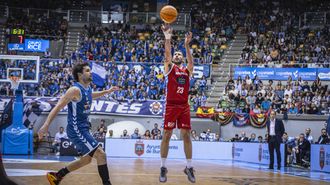 Erik Quintela lanza a canasta contra el San Pablo Burgos en el Coliseum de Burgos en la jornada 27 de la Liga ACB 2025-2026