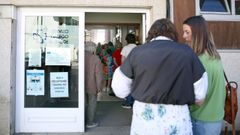 Cola en el centro de salud de Barbanza, donde la plantilla protesta por la falta de sustitutos