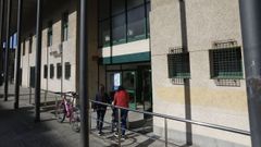 Pacientes accediendo al centro de salud de Vite, en Santiago