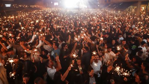 El último día de A Guadalupe es tradición cantar A Rianxeira con las bengalas en alto.