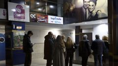 J�venes y padres esperando este lunes por la devoluci�n de los abrigos de la fiesta de fin de a�o en Lugo