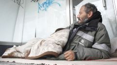 Marcos Fernndez Freijeiro es de Carballo y duerme a diario en el portal de un local comercial vaco