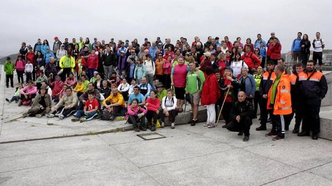 Andainas Co�ece a Costa a Morte. Ruta por Mux�a. Foto de los senderistas en el puerto muxi�n.