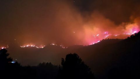 Los Bomberos de la Generalitat trabajan esta madrugada en el incendio de Cabacs