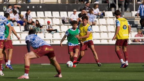 Los titulares del D�por, calentando en el c�sped del Plant�o.