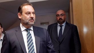 Fotografa de archivo tomada el 5 de agosto de 2019, de Koldo Garca junto al entonces ministro de Fomento Jos Luis balos