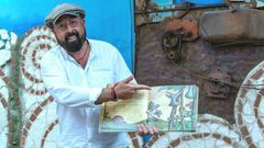 David Acera, junto con uno de los libros que utiliza en sus teatros de narraci�n