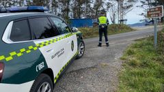 Un agente de la Guardia Civil en el alto de Ambasv�as.