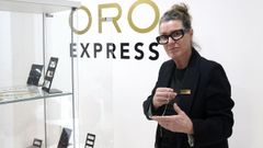 Cristina Cas�s reconoce que en la tienda de Oro Express de Ribeira se ha notado un incremento de ventas