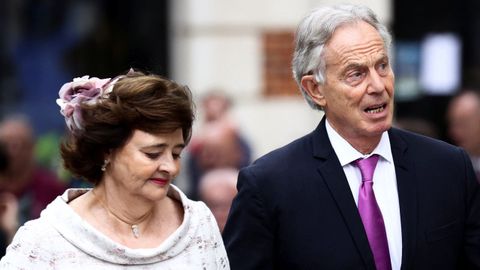 Tony Blair, junto a su mujer Cherie