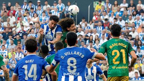 Josema Gim&eacute;nez despeja un bal&oacute;n en el Deportivo-Betis