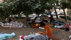 Migrantes duermen en un parque de Ceuta