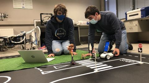 Imagen de archivo de alumnos de bachillerato del IES Concepci�n Arenal, de Ferrol, trabajando en un proyecto de rob�tica en el campus de Esteiro