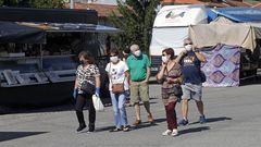 Visitantes de la feria de Chantada provistos de mascarillas, en una imagen de archivo