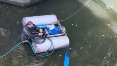 Colocaci�n del dispositivo de bombeo de agua en el embalse de Santa Ux�a