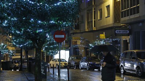 NAVIDAD EN CELANOVA.rboles y farolas, adems de los arcos de luces, estn decorados en las calles de Celanova. A pesar de la lluvia, las luces de Navidad iluminan la vila de san Rosendo