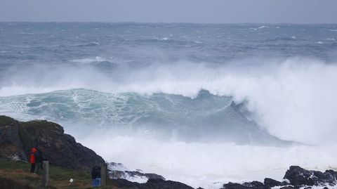 Grandes olas en la costa de Meir�s, en Valdovi�o.