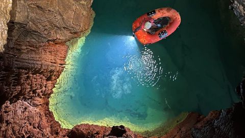 Una embarcación hinchable en el lago descubierto el año pasado en la cueva de Aradelas
