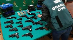 Fotograf�a de archivo de un decomiso de armas efectuado por la Guardia Civil en Vigo