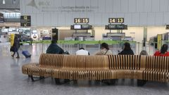 Viajeros, este mi�rcoles, en la zona de salidas del aeropuerto de Santiago-Rosal�a de Castro