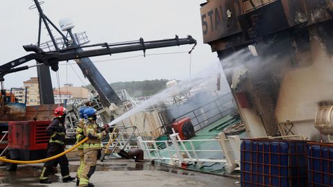 El barco Awadi ardi� en el puerto de Ribeira el pasado mes de septiembre.