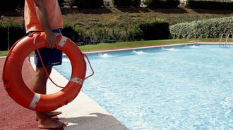 Foto de archivo de un socorrista en una piscina.