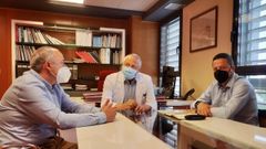 El gerente del �rea sanitaria, Jos� Ram�n G�mez, en el centro, con los alcaldes de Mora�a y Cuntis, Jos� Cela y Manuel Campos