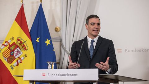 El presidente del Gobierno, Pedro S�nchez, atiende a la prensa en Viena tras reunirse con el canciller austriaco,  Karl Nehammer. 