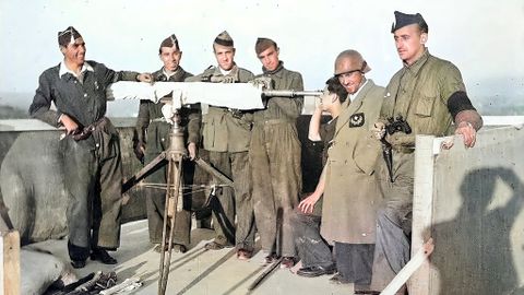 Oviedo, 1936. El fotgrafo Florentino Lpez, cuya sombra aparece en la imagen, retrata a este grupo de combatientes nacionales en la azotea del Instituto de Previsin, en la plaza del Carbayon, donde se haba instalado un puesto de observacin antiareo