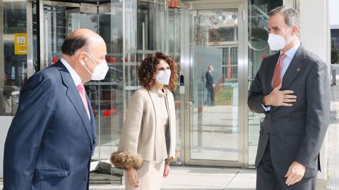 El rey Felipe VI recibe el saludo del presidente de la C�mara de Comercio de Espa�a, Jos� Luis Bonet, en presencia de la ministra de Hacienda, Mar�a Jes�s Montero