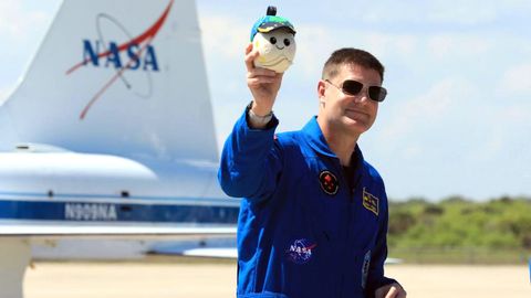 Jeremy Hansen, de la Agencia Espacial Canadiense (CSA), sosteniendo Rise, la mascota lunar e indicador de gravedad cero para el vuelo de prueba alrededor de la luna. 