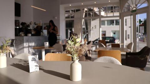 El local est decorado en tonos neutros