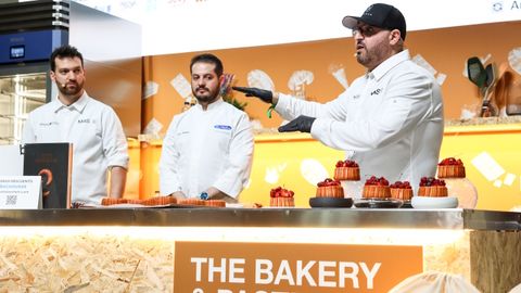 Antonio Bachour (derecha), durante su exposici�n en Alimentaria - Hostelco.