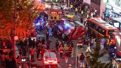 Operarios trasladan a los heridos en una calle del rea de Itaewon, en Sel, en una estampida durante las fiestas de Halloween. 