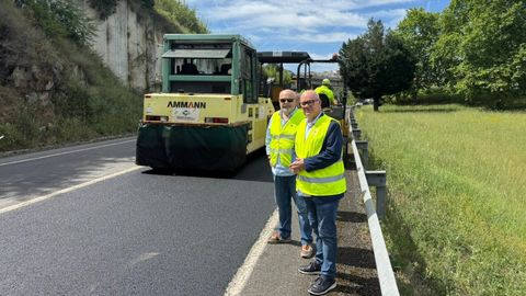 Eladio Santos supervis� este viernes los trabajos de reasfaltado en la zona de Velle.
