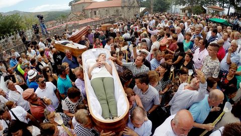 Los habitantes de la localidad agradecen a Santa Marta su intercesi�n con este ancestral rito