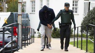 En la imagen, uno de los detenidos, a su llegada esta mañana a declarar en los juzgados de Corcubión.