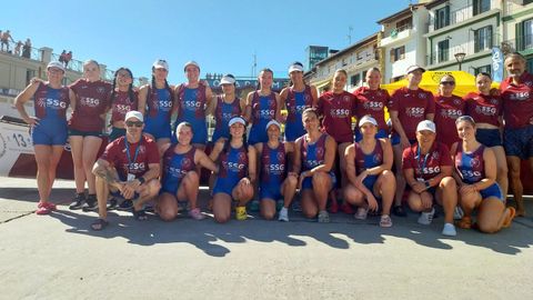 En San Sebasti�n. Arriba, de esquerda a dereita: Marinela, Maite, Luc�a N��ez, Carmen, Lidia, Ain�, Noelia, Marta, Paula, Vega, Lara, Lola, Luc�a D�az e Boubeta (adestrador). Abaixo, na mesma orde: Iv�n (axudante), Adriana, Andrea, Alcira, Txelo, Ux�a, Carmi�a (presidenta) e Mar�a Cao.