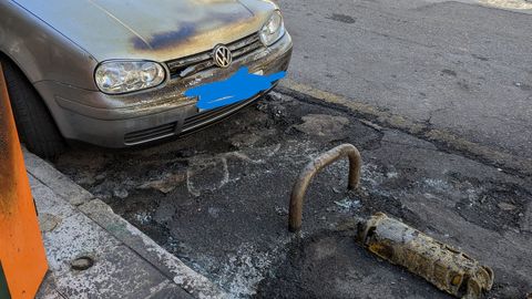 Un coche aparcado result� da�ado en uno de los incendios en contenedores en la avenida de As Caldas de Ourense.
