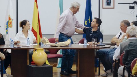 Carlos Gmez, de pie, ante su sucesor, Pablo Graa, a su derecha.