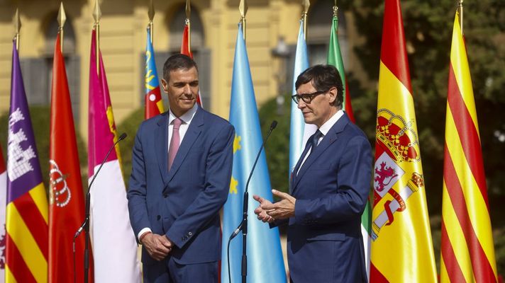  El presidente del Goberno, Pedro Sánchez, y el presidente de la Generalitat, Salvador Illa, en una declaración antes del inicio de la Conferencia de Presidentes celebrada en Barcelona.