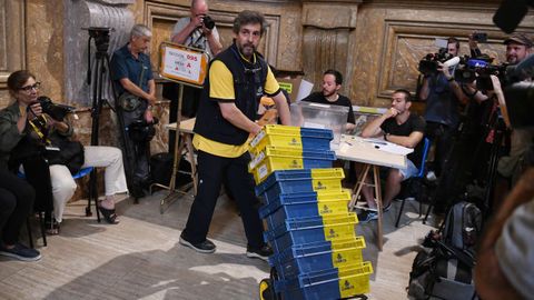 Un trabajador de Correos entrega el voto por correo en Madrid.