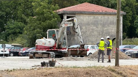Maquinaria y personal ayer en el aparcamiento del S�nchez Aguilera realizando las catas.