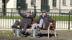 Mayores haciendo ejercicio en una instalaci�n biosaludable al aire libre