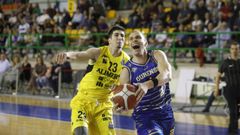 Peciukevicius sufre ante la defensa de un jugador de Oviedo.