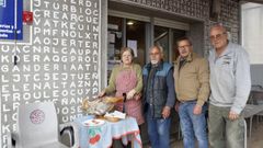 Lola, con tres de los clientes del bar de Os Blancos (Sergio, Juan y Juan) dando cuenta de una pieza de jam�n.