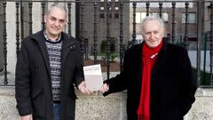 O cr�tico Ram�n Nicol�s e o ensa�sta Xes�s Alonso Montero, posando en xaneiro do 2022 co �Dicionario da nova literatura galega. 86 voces responden un inqu�rito�. Foi ao f�o daquel rescate cando Nicol�s lle propuxo recuperar tam�n a escolma de poes�a cr�tica. �Foron todo facilidades por parte do autor�, lembra. O binomio volveu funcionar.