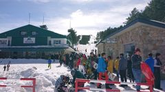 Esquiadores afectados por avera en el telesilla de la estacin de Manzaneda.