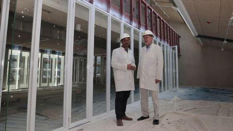 O presidente da RAG, Henrique Monteagudo, e Gonzalo Moure, o arquitecto desta rehabilitaci�n, durante unha visita �s obras en xu�o