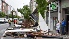El tejado qued� tirado justo delante de la farmacia